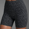 Shorts de yoga à taille haute à imprimé léopard gris portés par une mannequin.