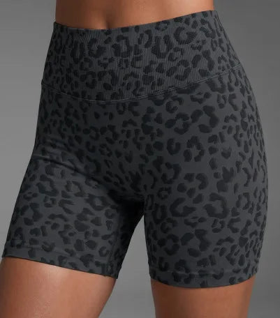 Shorts de yoga à taille haute à imprimé léopard gris portés par une mannequin.