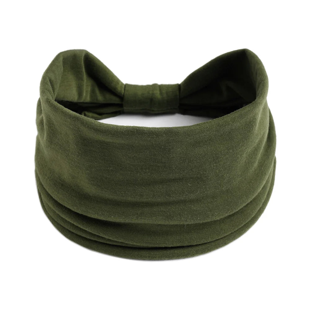 Un foulard de tissu vert olive foncé noué en nœud, adapté pour les cheveux et le style.