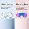 Un par de gafas de natación blancas con lente transparente y lente morado electroplateado sobre un fondo rosa.
