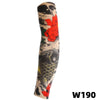 Manche de tatouage en tricot stretch à motifs floraux et poissons noir et rouge pour décorer le bras.