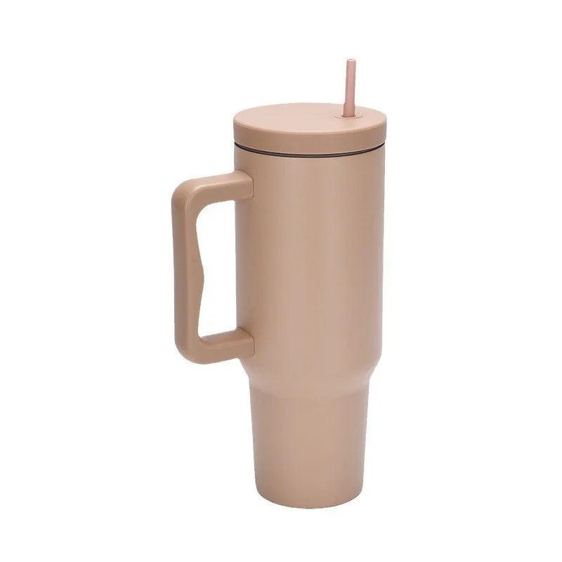 Tasse isotherme en acier inoxydable beige de grande capacité avec une paille.