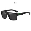 Gafas de pesca polarizadas negras con lente oscuro y marco negro.