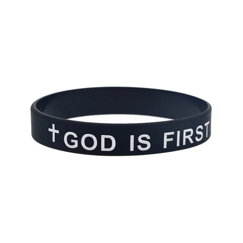Schwarzes Silikon-Armband mit der Gravur GOD IS FIRST.