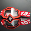 Un par de gafas de motocross rojas con detalles blancos y lente reflectante sobre una superficie oscura.