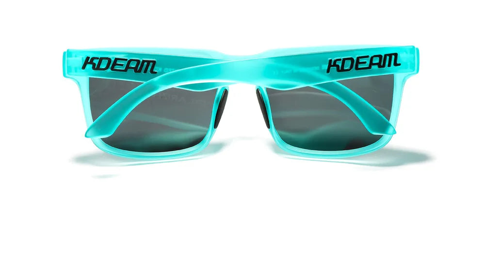 Hellblaue polarisierte modische Sonnenbrille mit schwarzen Gläsern und türkisblaue Rahmen
