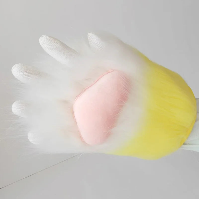 Gants en fausse fourrure de patte de chat, avec du pelage blanc et jaune et une touche de rose.