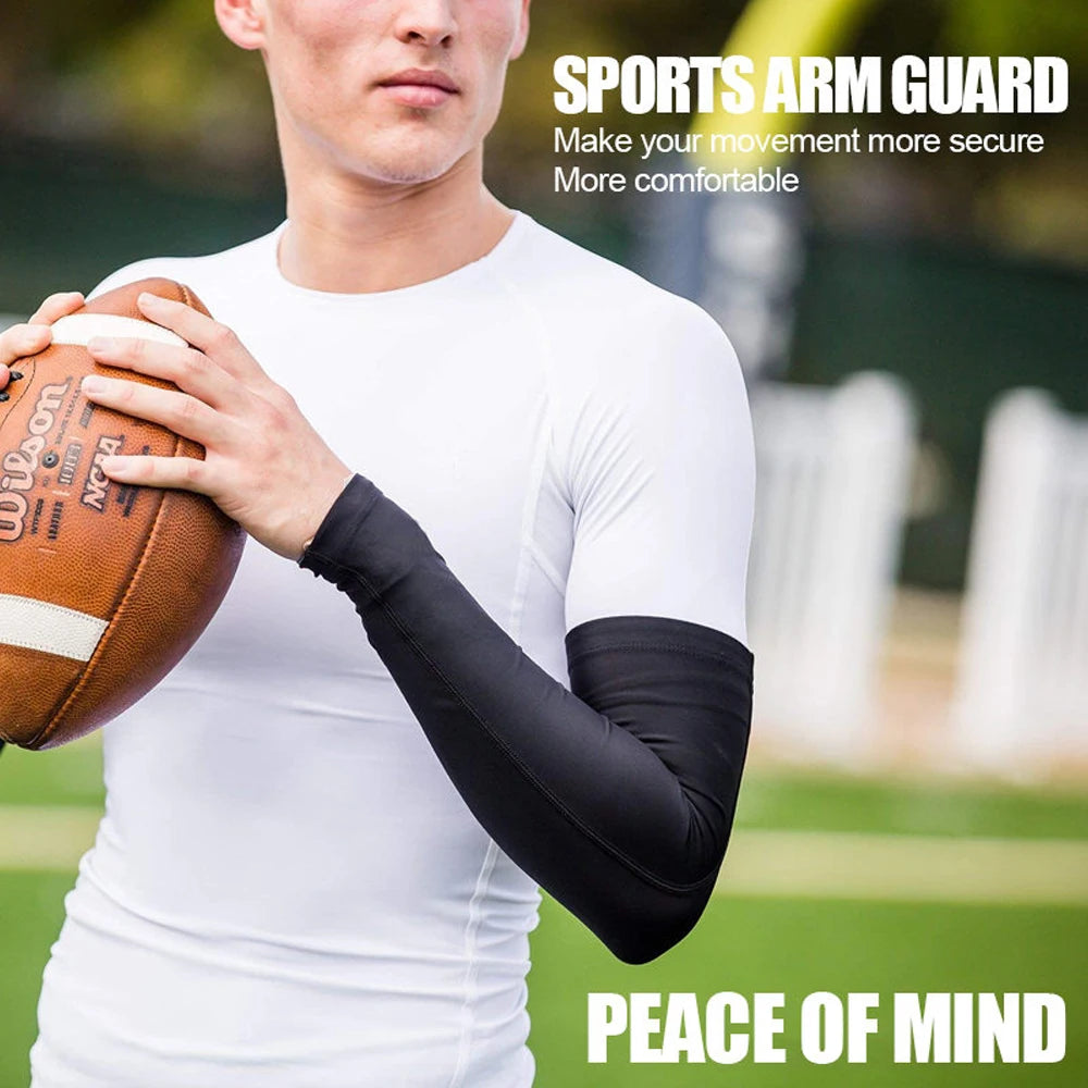 Mann in weißem Hemd und schwarzen Armschienen hält einen American Football, demonstriert Sportarmschutz.