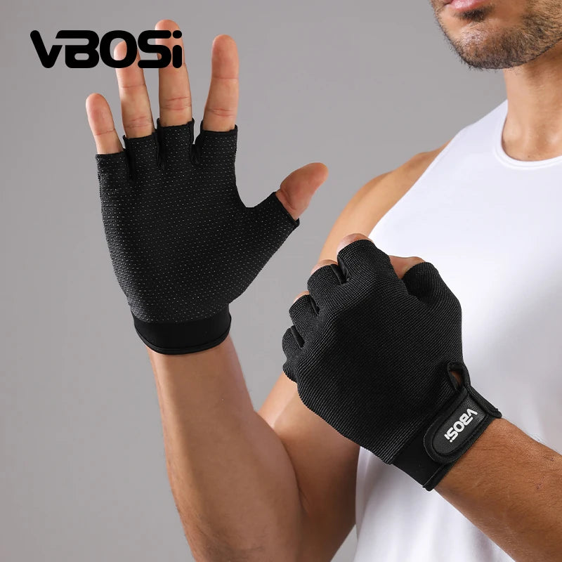 Nahaufnahme einer Person, die schwarze VBOSI leichte, rutschfeste Sportschuhe an Hand und Handgelenk trägt.