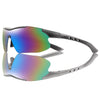 Lunettes de soleil sportives avec des verres miroirs et une monture argentée.