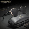 نظارة شمسية بإطار ذهبي موضوعة على علبة جلدية سوداء تحمل شعار ماركة Kingseven.