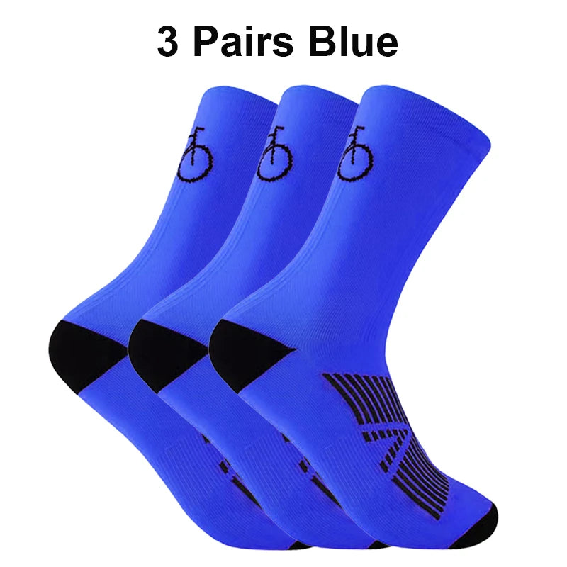Trois paires de chaussettes de vélo bleues exposées ensemble.