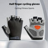 Un par de guantes de ciclismo de media punta en gris y negro exhibidos sobre una superficie blanca.