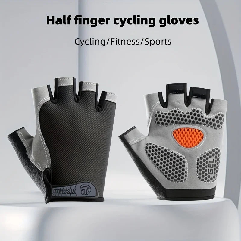 Un par de guantes de ciclismo de media punta en gris y negro exhibidos sobre una superficie blanca.