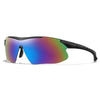 Lunettes de soleil sportives avec des verres colorés miroir et des montures noires.