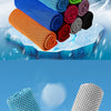 Une pile de serviettes microfibres colorées est posée sur un morceau de glace, avec d'autres serviettes visibles en arrière-p