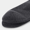Gros plan d'une chaussette de coupe gris foncé pliée à plat.