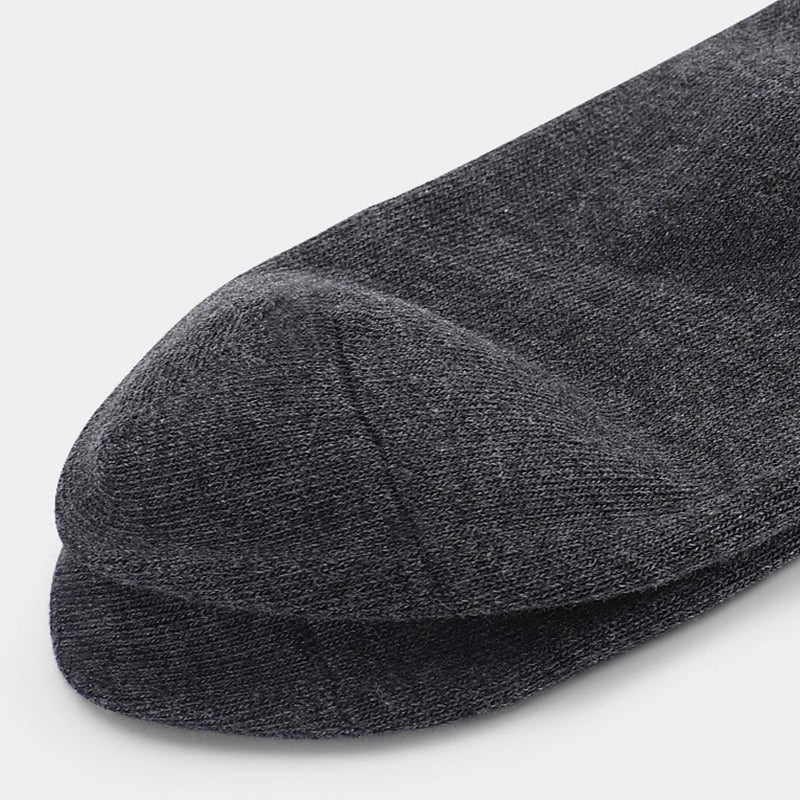 Gros plan d'une chaussette de coupe gris foncé pliée à plat.