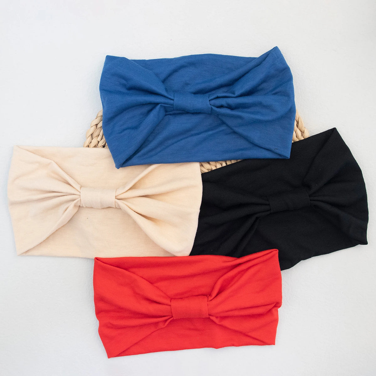 Drei weiche elastische breite Stirnbänder in Blau, Beige und Rot mit Schleife