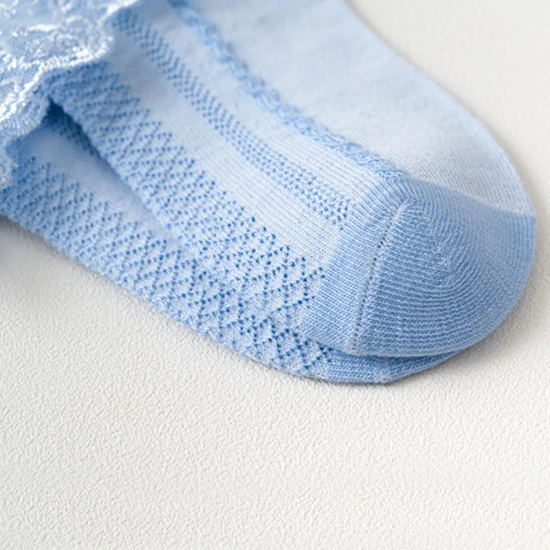 Chaussettes à volants en dentelle bleu clair pour filles, vue rapprochée