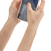 Hände applizieren beige Kinesiotaping auf einen Smartphone-Bildschirm.