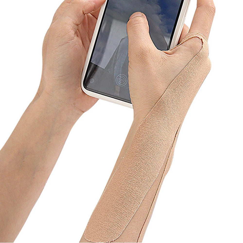 Hände applizieren beige Kinesiotaping auf einen Smartphone-Bildschirm.