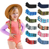 Una niña modela varias mangas protectoras UV de colores para niños.
