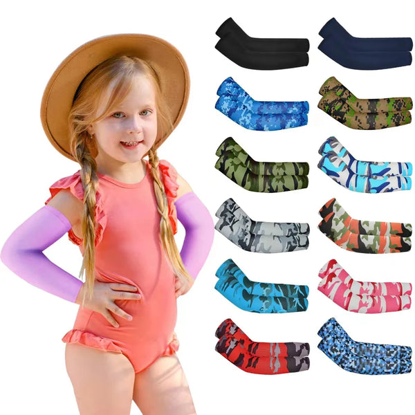 Ein junges Mädchen präsentiert verschiedene bunte UV-Schutz-Armschuhe für Kinder.
