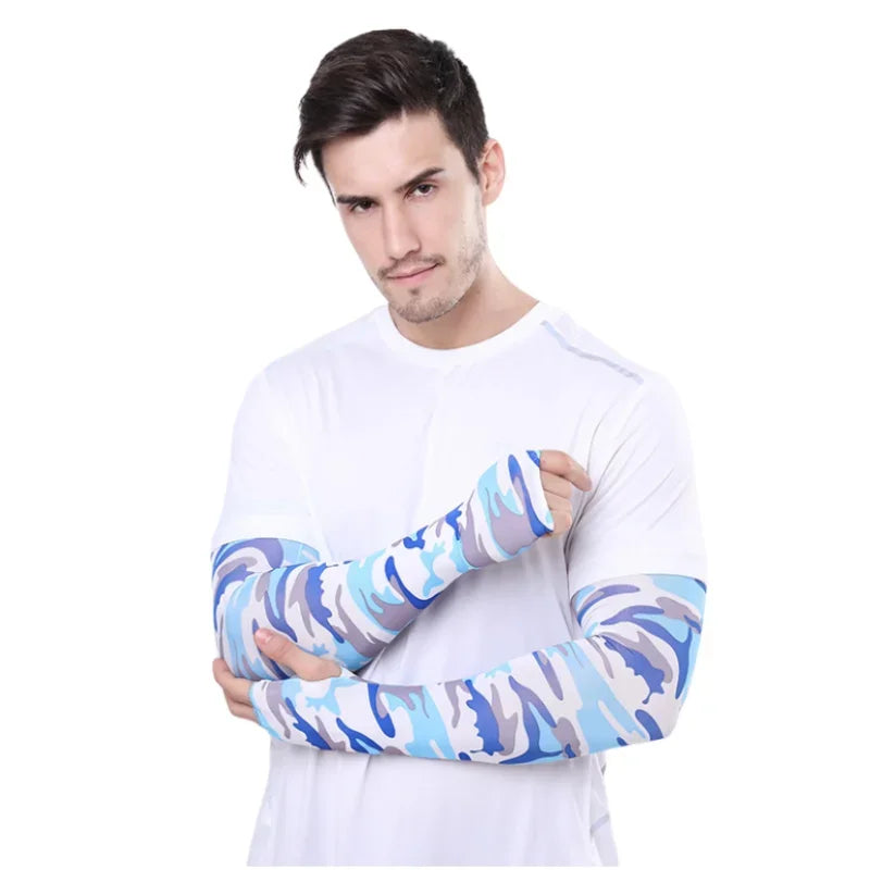 Ein Mann trägt weißes Sportkleidung mit blau-violetten Kühlärmeln am rechten Arm.