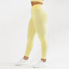 Une personne portant un legging de yoga sans couture taille haute jaune et un soutien-gorge de sport assorti.