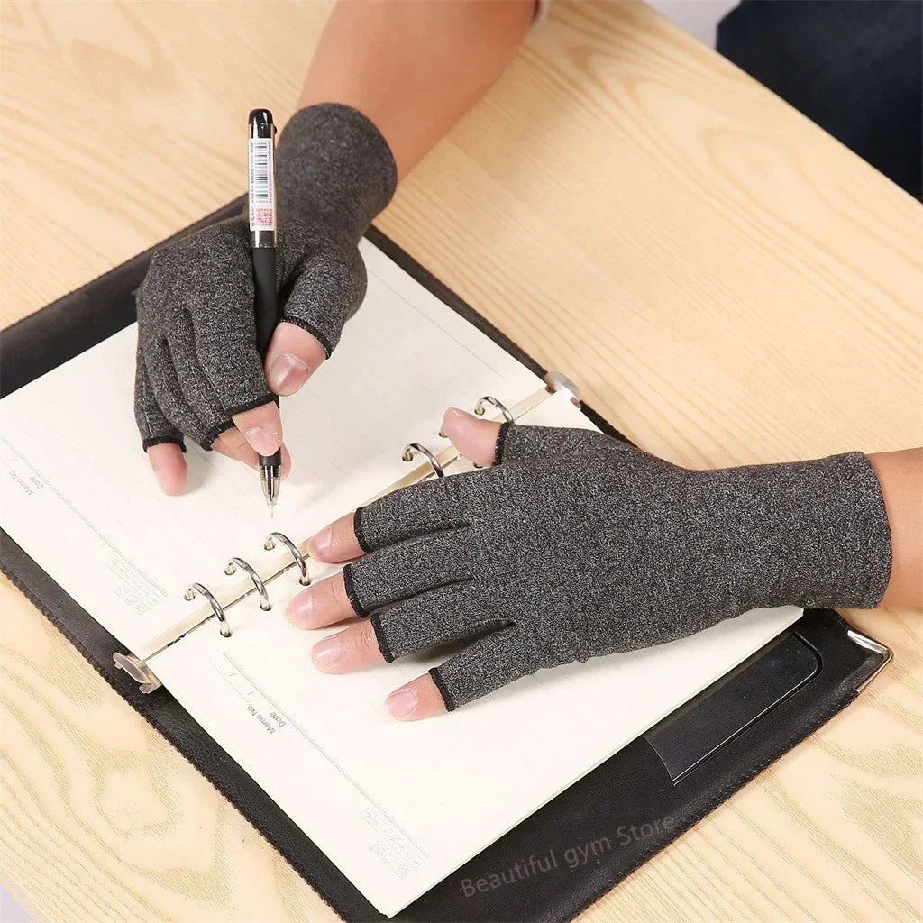 Eine Hand trägt einen dunkelgrauen Kompressions-Arm-Stützhandschuh und schreibt auf ein Blatt Papier.