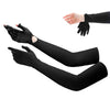Manguitos elásticos negros de protección UV puestos en la mano y el brazo.