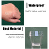 Eine Hand trägt eine wasserdichte Folie auf die Haut auf, was ihre Verwendung in der Wundversorgung und die besten Materialei