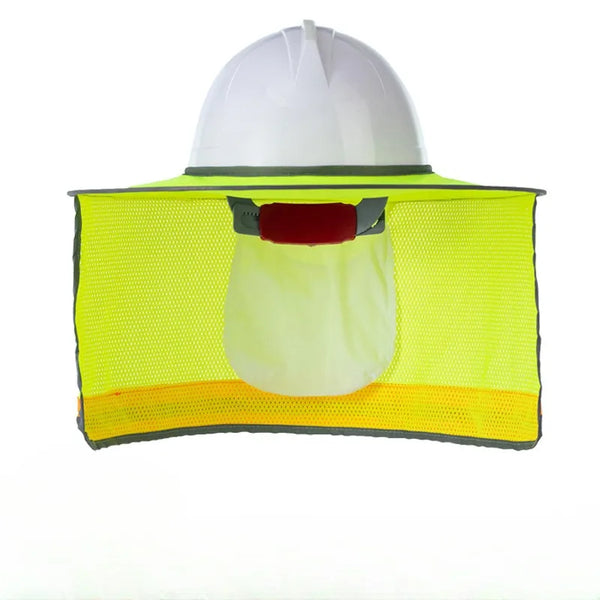 Weißer Schutzhelm mit gelbem reflektierendem Halsschutz und rotem Riemen.