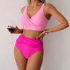 Un mannequin portant un maillot de bain deux pièces ajusté à plis et froncé, rose vif.