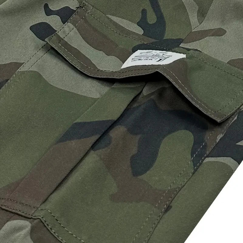 Gros plan sur un tissu camouflage vert olive et marron sur des pantalons cargo pour hommes.