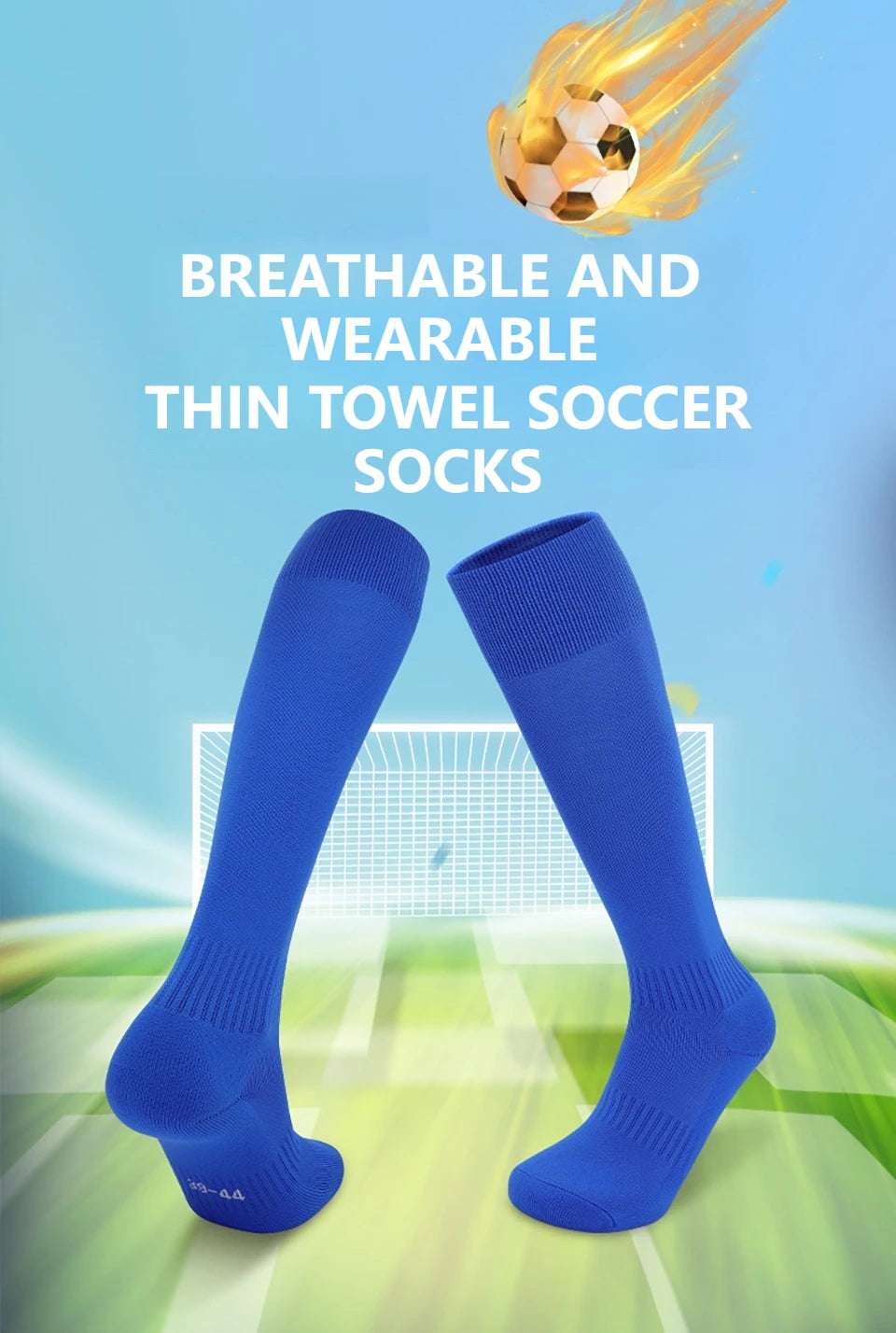 Ein Paar blaue, atmungsaktive, dünne Handtuch-Fußballsocken vor einem grünen Sportfeld.