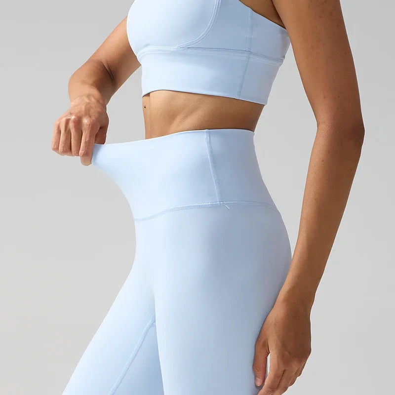 Un mannequin portant des leggings de performance bleu clair à taille haute.