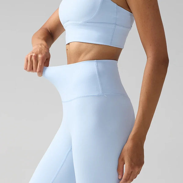Un mannequin portant des leggings de performance bleu clair à taille haute.