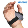 Una mano usando un dispositivo de férula gris para aliviar la artritis.