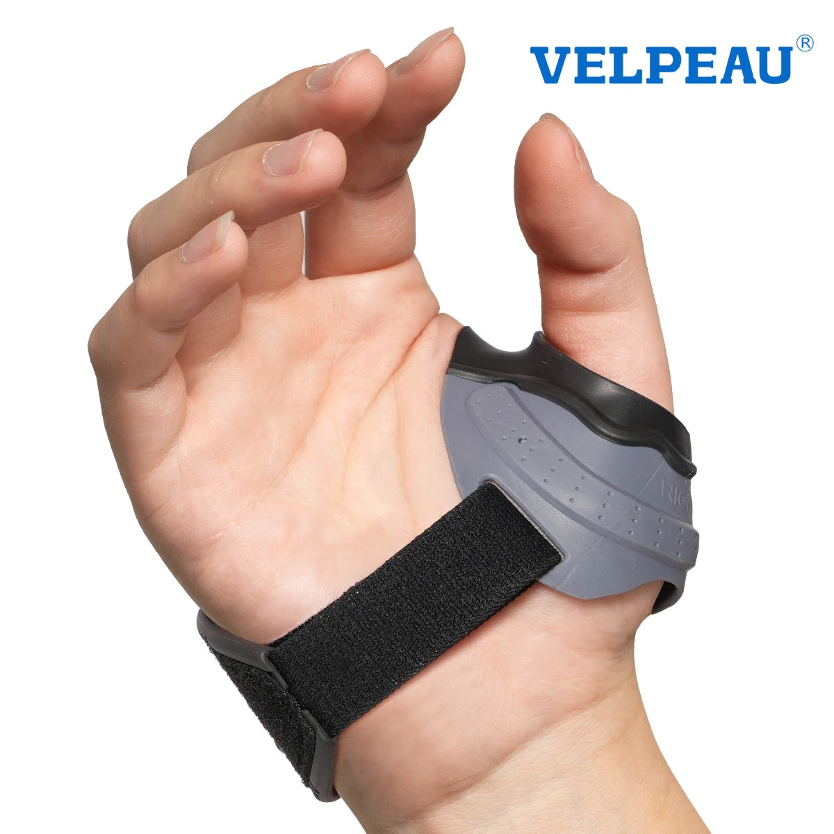 Una mano usando un dispositivo de férula gris para aliviar la artritis.