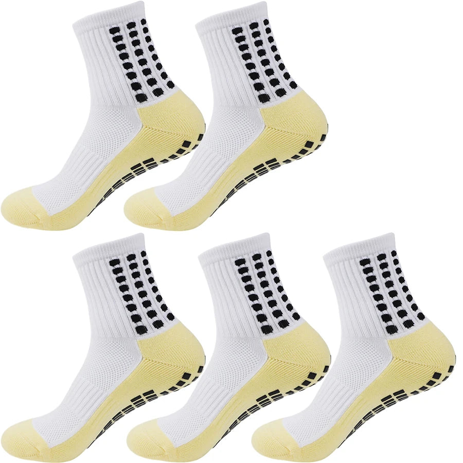 Ein Set von vier multifunktionalen Sport-Grip-Socken in Weiß und Gelb mit schwarzen Punkten.