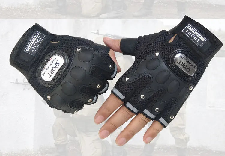 Schwarze taktische Fahrradhandschuhe, halbfingerlang, werden an einer Hand getragen.