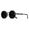 Lunettes de soleil noires polarisées réglables avec un bras flexible.