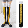 Chaussettes noires montantes avec motifs de pattes de poulet jaunes et un volant nuage blanc