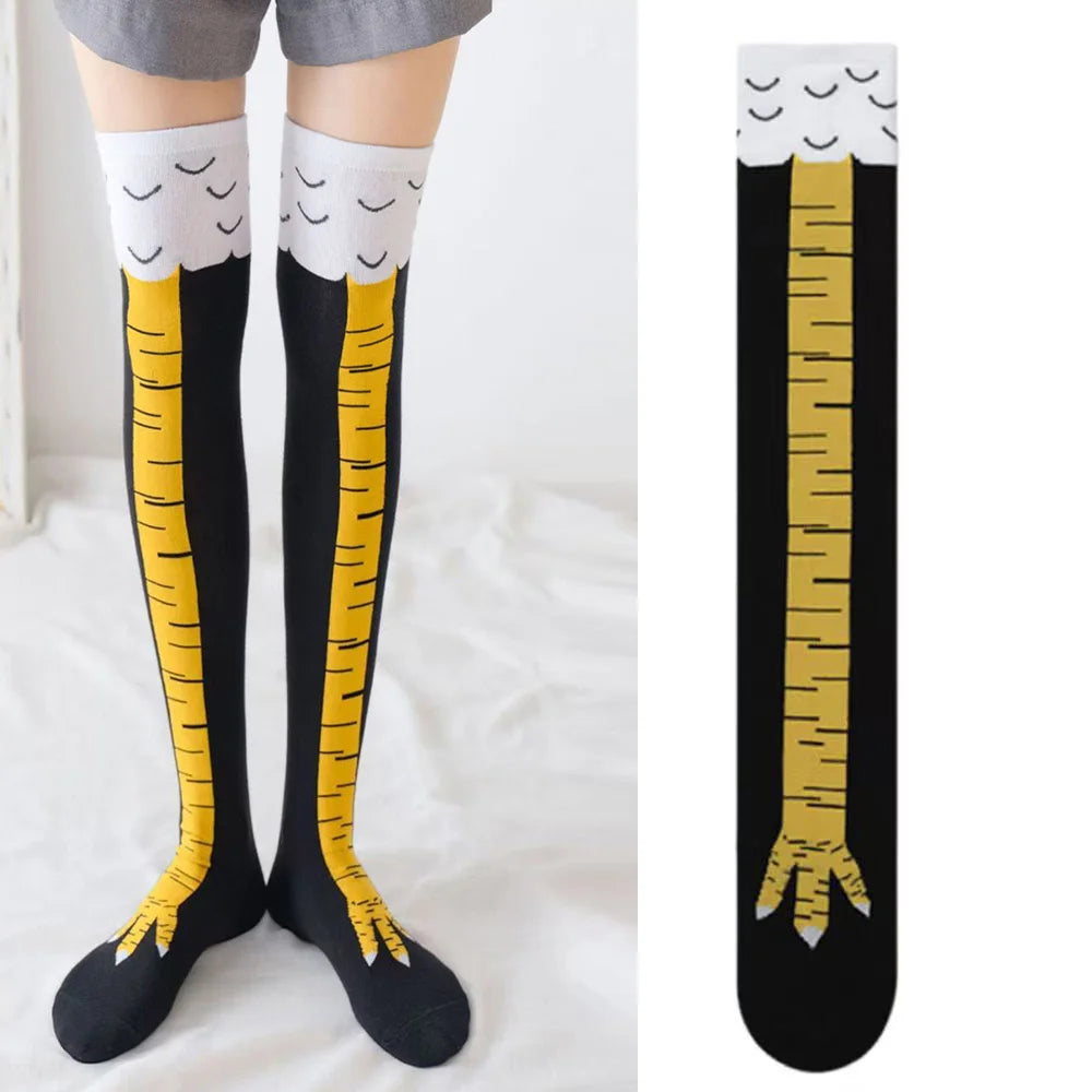 Chaussettes noires montantes avec motifs de pattes de poulet jaunes et un volant nuage blanc