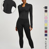 Eine Frau modelliert ein schwarzes Yoga-Set mit langärmeligem Oberteil und Leggings.
