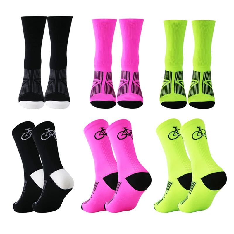 Un set de trois paires de chaussettes de cyclisme en maille respirante pour homme, noires, roses et jaune fluo.