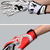 Une paire de gants de sport en silicone blanc et noir antidérapants portée sur une main.