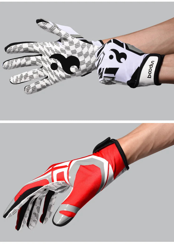 Une paire de gants de sport en silicone blanc et noir antidérapants portée sur une main.